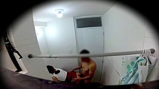 quieres ver a esta universitaria mexicana corriendose en el baño post-fiesta?