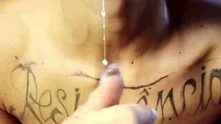 Deixando o cuzinho da caroleta roots bem babado antes de enfiar dildo anal com squirt orgasmo close-up