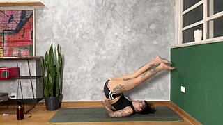 Hot tattooed girl stretches her curvy ass in home yoga class