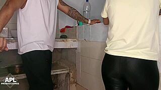 mientras charlo con la amiga de mi madrastra en la cocina le meto mano a su coño jugoso y la follo grabándola sin que sepa 😏💦 parte 1