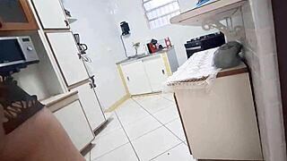 A empregada de vestidinho me provocou tanto que quase minha mulher me flagra fodendo!