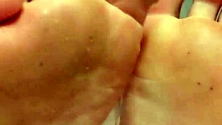 i'm trippin' over this goth slut suckin' toes n' givin' footjob 😩