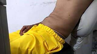 un latino vecino canadiense saca su verga gruesa para jugar kink con la student