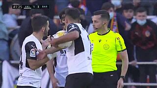 VALENCIA CF FALLS 2-4 TO DOMINANT FC BARCELONA IN THRILLING SPANISH CLASH