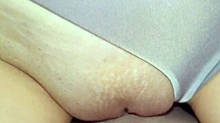 我对自制乐趣上瘾，在她的内裤上射出热量。