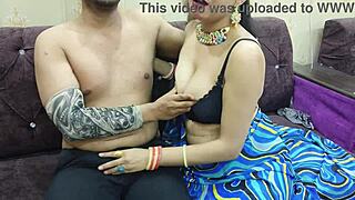 看看这个Desi美女，独自用印地语诱惑我！