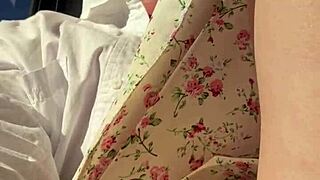 SugarNadya在大胆地点进行公共裸露展示。