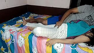 继妹趁家人不在偷偷和哥哥快速做爱