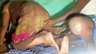 印度婆婆弯腰被大鸡巴猛干狗狗式，公共场合第一次