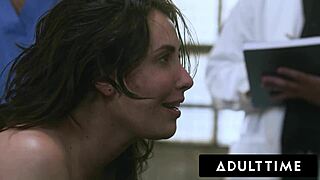 Adult Time展示孕妇Casey Calvert在医院被医生拳交和内射