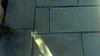 大胆中国女王美娜在公园长椅上诱惑男人原始做爱