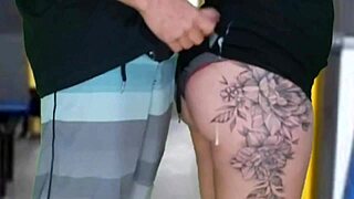 荒唐公車公開秀：巴西男在摩雷娜身上磨雞雞直到射在她裙子和屁股上