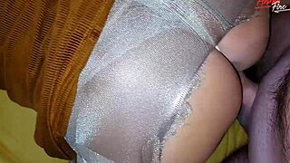 我撕破了这个丰满熟女的紧身裤和灯芯绒裙子，为了特写后入操。