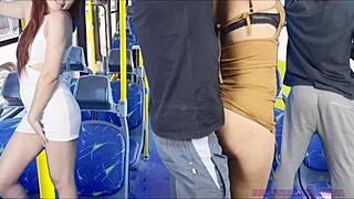 骚货在拥挤的公交车上被公开摸索，裙子下的每一次触碰都感觉得到