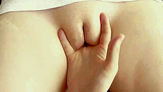 哇！继兄手指我可爱19岁湿润小穴，直到我狂喜高潮！