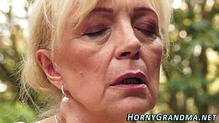 嘿，这张嘴满是精液的老奶奶户外吹箫，她还用力手指！
