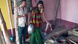 印度乡村嫂子在户外和德瓦尔做爱时呻吟