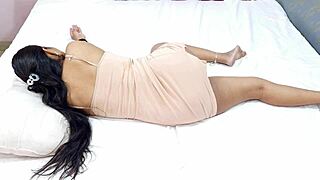 嗯，我和继子在酒店分享一张床好紧张... 第一部分让我颤抖！