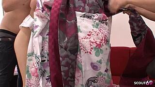 两个日本艺伎少女18+引诱家伙们狂野交换4P MMFF群交