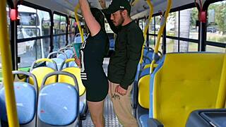 学生在公共汽车上被操，详细动作和角色