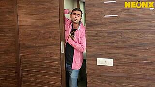 热卡拉尔马鲁和年轻18+男孩分享激烈时刻