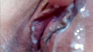 湿阴户手指和张开的极近特写 🫢