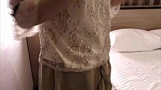 顺从妻子摇晃她小巧18+奶子...哇！