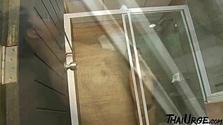 亚洲继女无套猛干...哇！